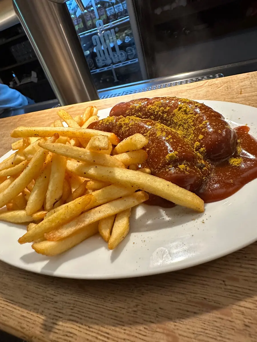 Frisch servierte Currywurst im Stern